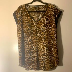 Leopard print v-neck laying shell, black cap sleeve detail